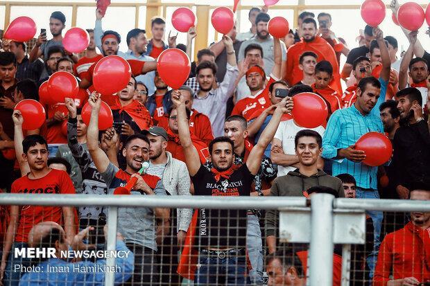 استقبال اندک هواداران تراکتور از بازی، شعار علیه مدیرعامل استقبال اندک هواداران تراکتور از بازی، شعار علیه مدیرعامل
