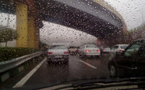شیشه خودرو را با این ترفند ساده ضد باران کنید!